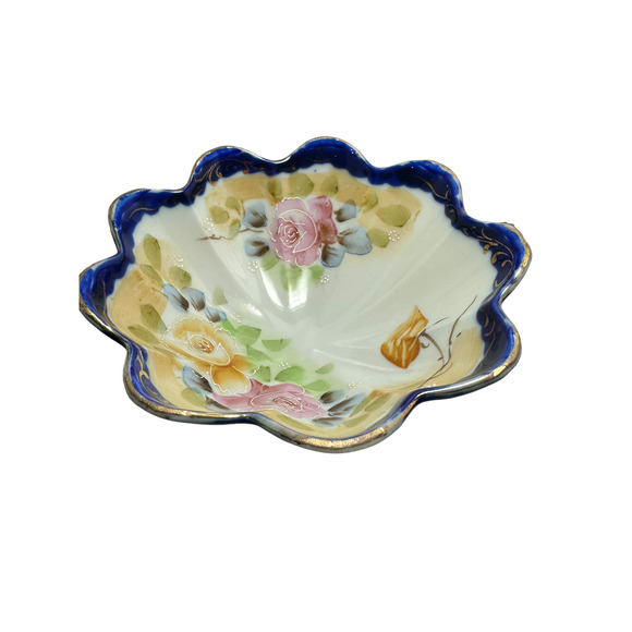 Beautiful! Vintage! Tri-Footed Hand-Painted, Floral Nut or Trinket Dish! - Picture 2 of 11